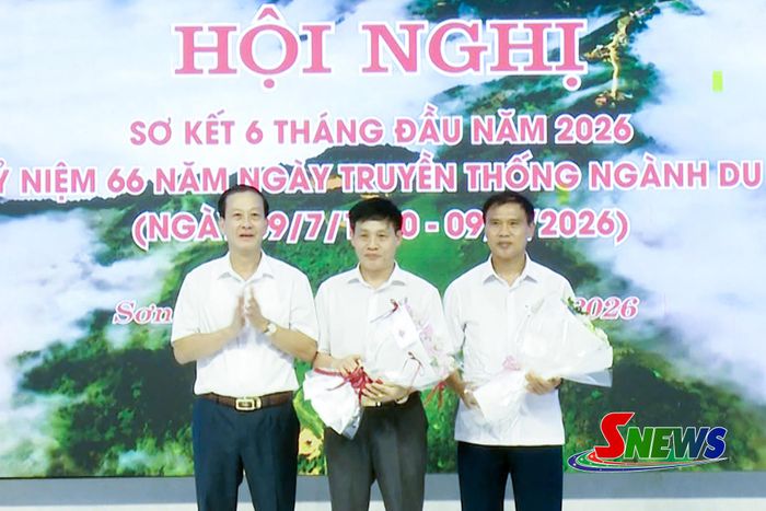Lãnh đạo Hiệp hội Du lịch tỉnh chúc mừng Ủy viên Ban Thường vụ và Phó Chủ tịch Hiệp hội Du lịch tỉnh được bầu bổ sung.