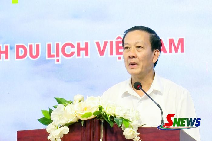 Đồng chí Chủ tịch Hiệp hội Du lịch tỉnh phát biểu tại Hội nghị.