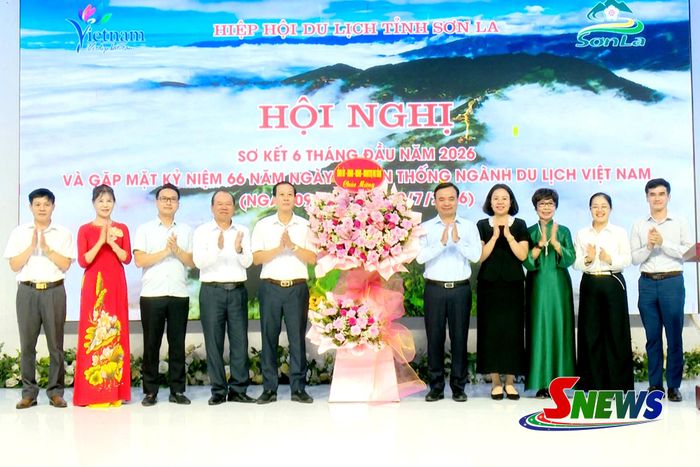 Đồng chí Phó Chủ tịch Thường trực UBND tỉnh tặng hoa chúc mừng Hiệp hội Du lịch tỉnh.