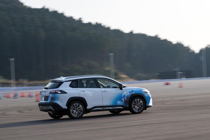 Xe Corolla Cross sử dụng động cơ đốt trong nhiên liệu hydro trên đường chạy thử. Ảnh: Hoàng Linh