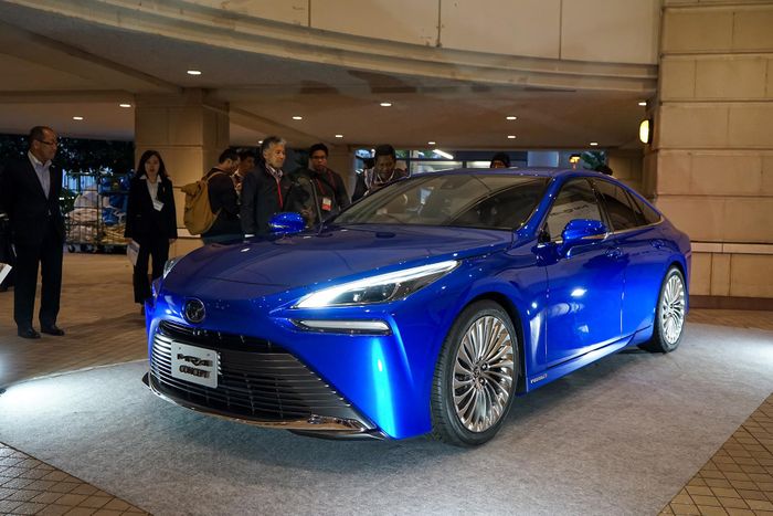 Mẫu xe điện sử dụng nhiên liệu hydro Mirai của Toyota. Ảnh: Hoàng Linh