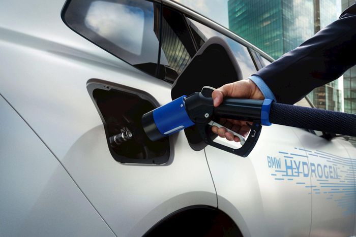 Cổng tiếp nhiên liệu hydro trên BMW X5 FCEV. Ảnh: BMW