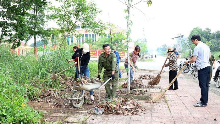 Cán bộ, nhân dân xã Yên Sơn ra quân dọn dẹp vệ sinh môi trường.
