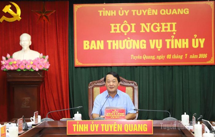 Bí thư Tỉnh ủy Hầu A Lềnh phát biểu tại hội nghị.