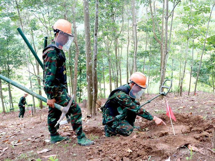 Mỗi tín hiệu từ máy dò đều được kiểm tra, đối chiếu cẩn trọng nhằm xác định chính xác vị trí nghi có bom mìn, vật nổ.