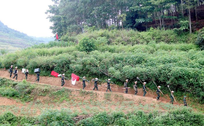 Hành trình rà phá bom mìn của những người lính công binh góp phần trả lại sự bình yên cho vùng biên Bạch Đích, mở lối tìm kiếm, quy tập hài cốt liệt sĩ.