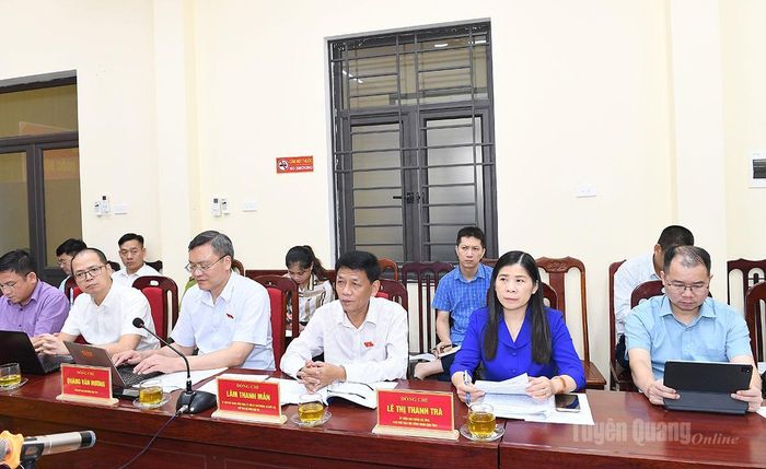 Các đồng chí: Lâm Văn Mẫn, Ủy viên BCH Trung ương Đảng, Ủy viên Ủy ban Thường vụ Quốc hội, Chủ tịch Hội đồng Dân tộc của Quốc hội; Lê Thị Thanh Trà, Ủy viên BCH Đảng bộ tỉnh, Phó Chủ tịch HĐND tỉnh và các đại biểu tại buổi làm việc với xã Trung Sơn.