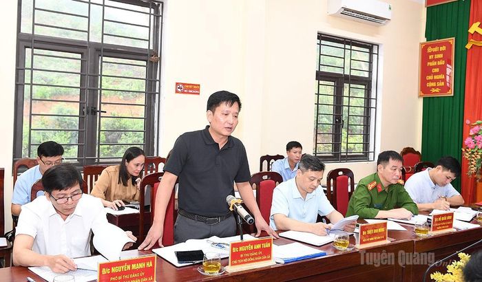 Lãnh đạo xã Trung Sơn báo cáo tình hình thực hiện chính sách, pháp luật về đất đai đối với đồng bào dân tộc thiểu số, vùng dân tộc thiểu số trên địa bàn.