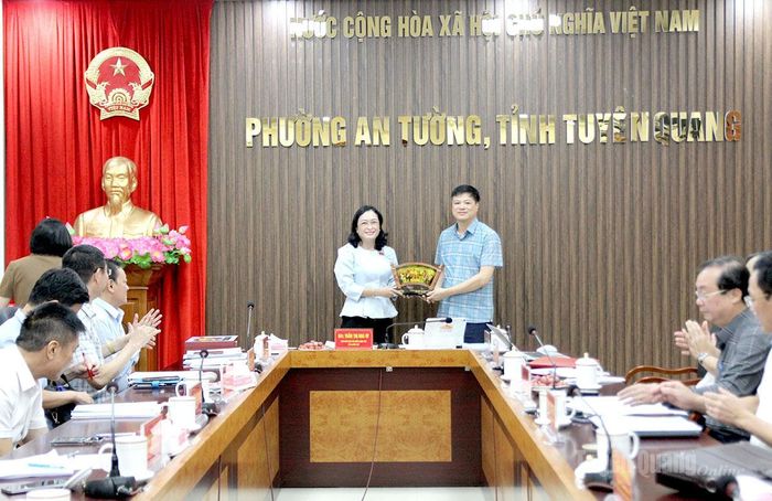 Phó Chủ tịch Hội đồng Dân tộc của Quốc hội tặng quà phường An Tường.