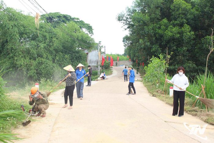 Xã Tân Khánh duy trì hoạt động "Ngày thứ Bảy xanh" với sự tham gia của đông đảo cán bộ và nhân dân đã góp phần xây dựng cảnh quan môi trường sáng - xanh - sạch - đẹp.