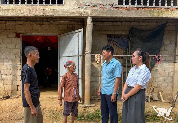 Cán bộ đoàn thể xã Trung Hội thăm hỏi, trao đổi phương án phát triển kinh kế với gia đình anh Hoàng Văn Hợp, xóm Rịn.