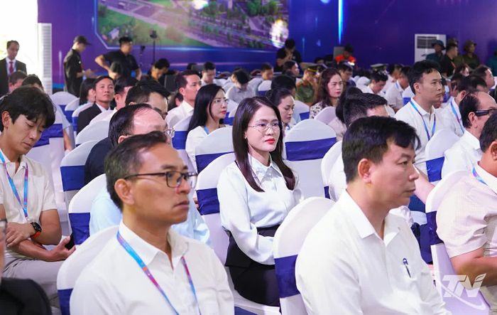 Các đại biểu tham dự buổi lễ.