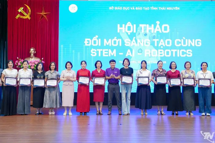 Ban Tổ chức khen thưởng cho các trường học triển khai hiệu quả phòng học STEM.