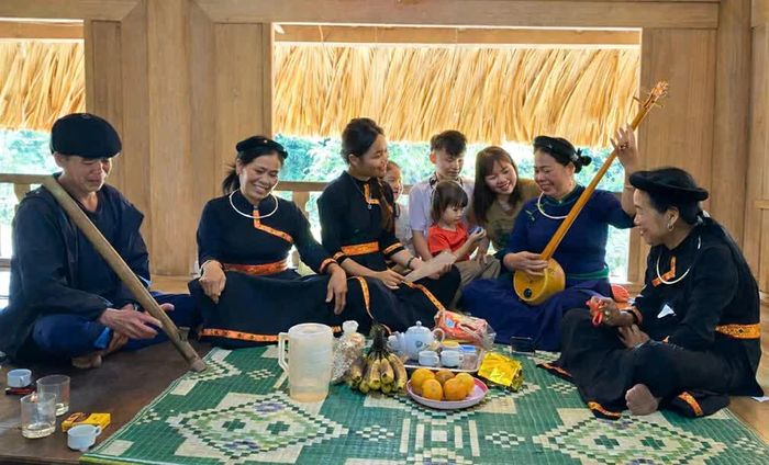 Một buổi sinh hoạt của CLB hát Then xã Đức Lương với sự góp mặt của các thành viên nhiều độ tuổi khác nhau đang cùng tập luyện.