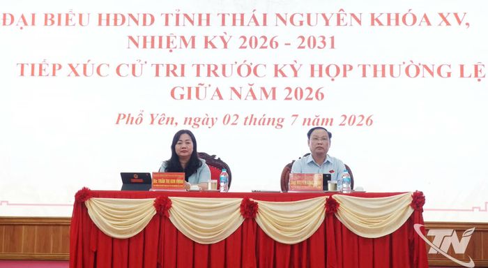 Đại biểu HĐND tỉnh lắng nghe ý kiến của cử tri.