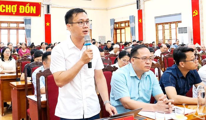 Cử tri phát biểu ý kiến tại buổi tiếp xúc.