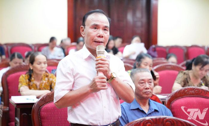 Cử tri nêu kiến nghị với đại biểu HĐND tỉnh.