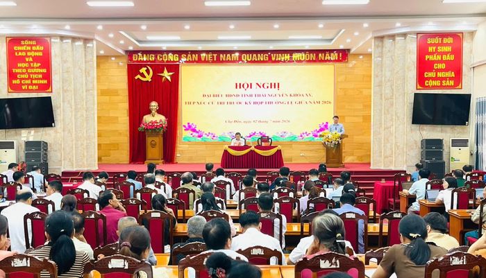 Quang cảnh buổi tiếp xúc cử tri tại xã Chợ Đồn.