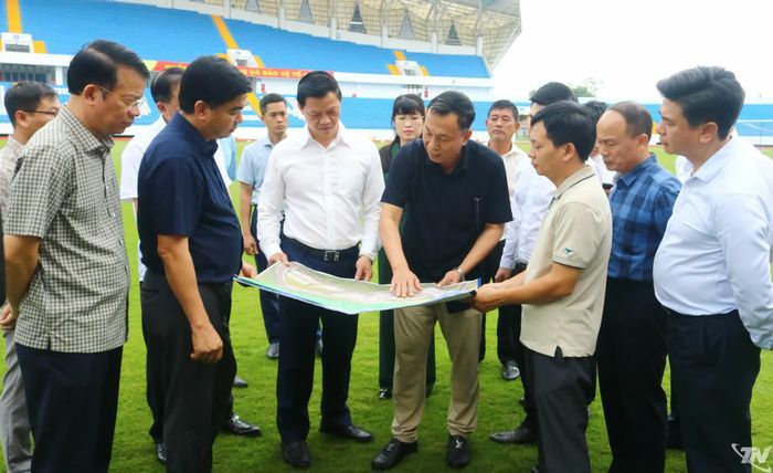 Đồng chí Vương Quốc Tuấn, Chủ tịch UBND tỉnh Thái Nguyên cùng Chủ tịch Liên đoàn Bóng đá Việt Nam (VFF) Trần Quốc Tuấn kiểm tra tại Sân vận động Thái Nguyên.