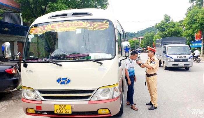 Cảnh sát giao thông kiểm tra nồng độ cồn.