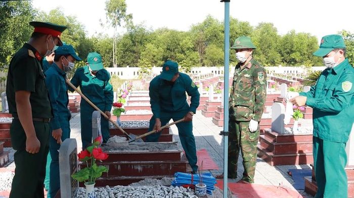 Các lực lượng tổ chức lấy mẫu tại Nghĩa trang Liệt sĩ Phong Bình