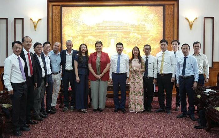 Hai bên chụp ảnh lưu niệm tại buổi gặp gỡ 