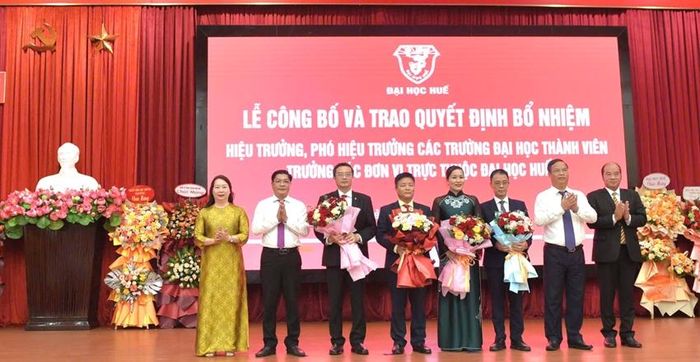 Lãnh đạo thành phố tặng hoa chúc mừng Đại học Huế