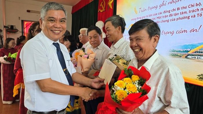 Lãnh đạo phường Kim Long tặng quà tri ân những người hoạt động không chuyên trách đã hoàn thành nhiệm vụ ở cơ sở tại buổi lễ