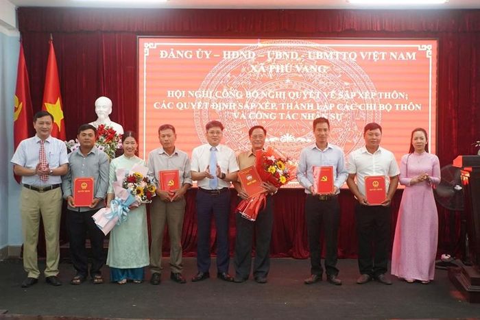 Trao quyết định và ra mắt đội ngũ cán bộ các thôn mới sau sắp xếp