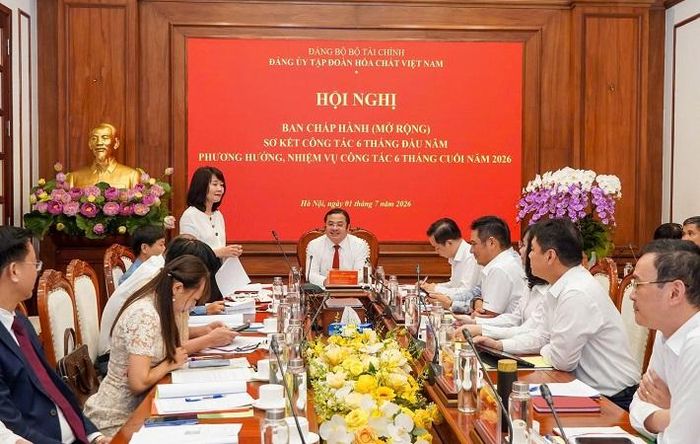 Đồng chí Nguyễn Thị Thu Lan, Phó Bí thư chuyên trách Đảng ủy Bộ Tài chính đề nghị Đảng ủy Vinachem tăng cường quản trị, đẩy mạnh chuyển đổi số, chuyển đổi xanh, phấn đấu hoàn thành vượt các chỉ tiêu năm 2026