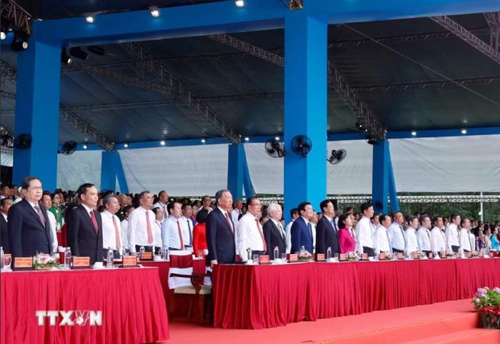 Tổng Bí thư, Chủ tịch nước Tô Lâm và các đồng chí lãnh đạo, nguyên lãnh đạo Đảng, Nhà nước thực hiện nghi thức chào cờ. (Ảnh: TTXVN)