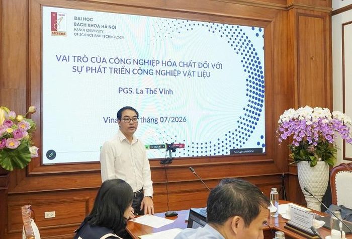PGS.TS. La Thế Vinh - Phó Hiệu trưởng Trường Hóa và Khoa học sự sống, Đại học Bách khoa Hà Nội trình bày tham luận tại Hội thảo