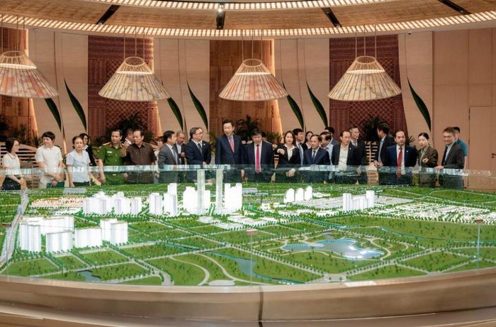 Lãnh đạo Phú Long và Keppel tham quan sa bàn Khu đô thị Mailand Hanoi City – nơi phát triển phân khu Estiva và dự án Estiva Charm.