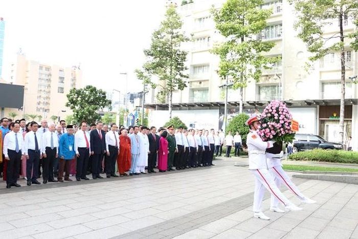 Tổng Bí thư, Chủ tịch nước Tô Lâm cùng lãnh đạo, nguyên lãnh đạo Đảng, Nhà nước, TP.HCM dâng hương, dâng hoa tưởng niệm Chủ tịch Hồ Chí Minh