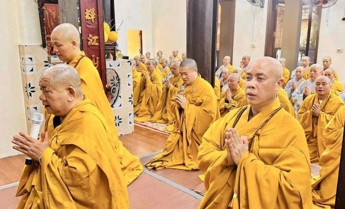 104 hành giả trường hạ chùa Yên Vệ (P.Đông Hoa Lư) thực hiện nghi thức an cư