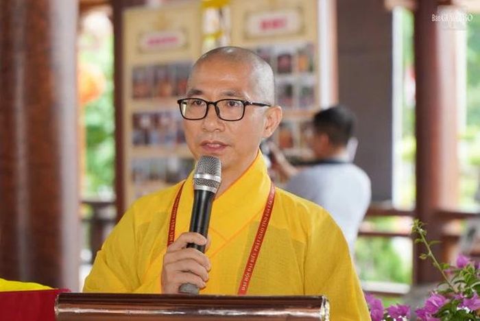 Đại đức Thích Nguyên Huấn phát biểu khai mạc triển lãm