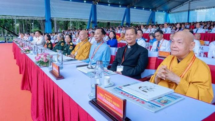 Trưởng lão Hòa thượng Thích Thiện Nhơn, Phó Pháp chủ Hội đồng Chứng minh, Chủ tịch Hội đồng Trị sự; Hòa thượng Thích Lệ Trang, Phó Chủ tịch Hội đồng Trị sự, Trưởng ban Trị sự GHPGVN TP.HCM cùng đại biểu các chức sắc tôn giáo tham dự