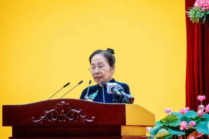 Anh hùng lao động Nguyễn Thị Ngọc Phượng đại diện công dân Thành phố phát biểu