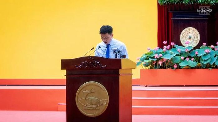 Tiến sĩ Mai Ngọc Xuân Đạt thay mặt thế hệ trẻ phá biểu