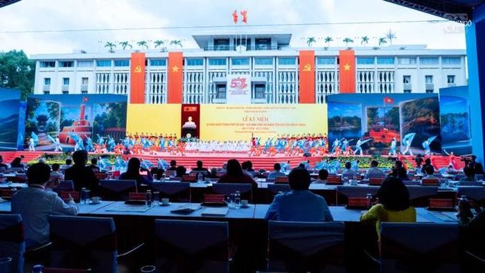 Lễ kỷ niệm 50 năm Ngày Thành phố Sài Gòn - Gia Định vinh dự mang tên Chủ tịch Hồ Chí, tại hội trường Thống Nhất (phường Bến Thành)