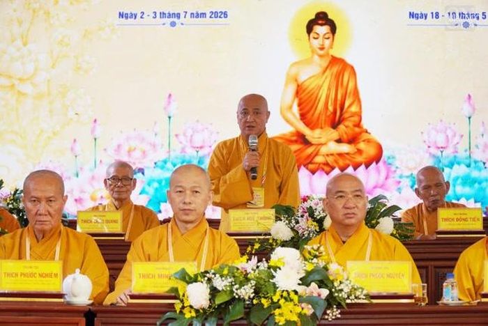Hòa thượng Thích Huệ Thông lấy ý kiến biểu quyết và thông qua danh sách dự kiến nhân sự với sự tán thành của toàn thể đại biểu hiện diện