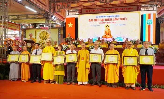 Ban Trị sự GHPGVN tỉnh Đắk Lắk trao tán dương công đức đến các cá nhân và tập thể Tăng Ni 