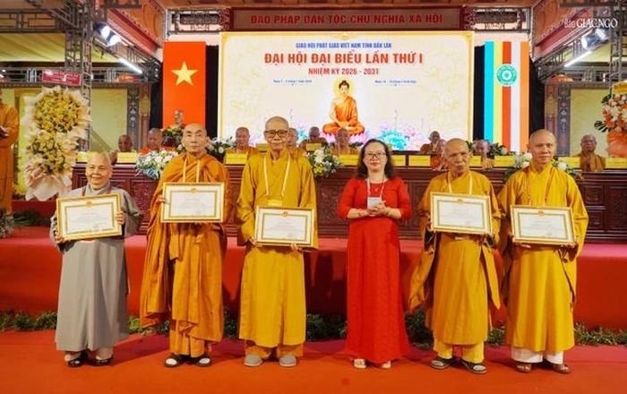 Chư tôn giáo phẩm nhận Bằng khen của UBND tỉnh Đắk Lắk