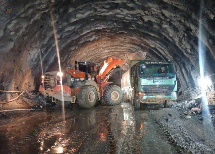 Nhà thầu thi công đào nền đường tuyến chính và đường dẫn Hầm số 02 thuộc gói thầu XL-02, các biện pháp an toàn lao động được thực hiện nghiêm túc.