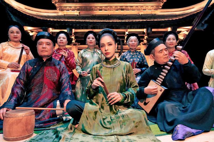 MV "Lá ngọc cành vàng" của ca nương Kiều Anh gây chú ý bởi độ đầu tư hoành tráng, khai thác các chất liệu văn hóa truyền thống.