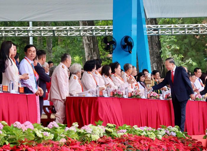 Tổng Bí thư, Chủ tịch nước Tô Lâm bắt tay các đại biểu tham dự chương trình.
