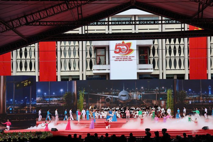 Chương trình nghệ thuật mở màn mang đến nhiều cảm xúc về hành trình nửa thế kỷ của thành phố mang tên Chủ tịch Hồ Chí Minh.