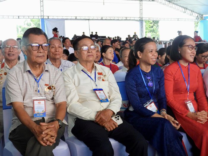 Các đại biểu tham dự buổi lễ.