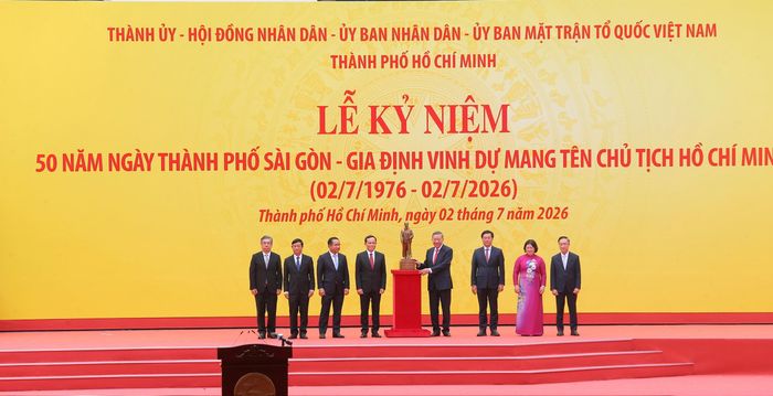 Tổng Bí thư, Chủ tịch nước Tô Lâm thay mặt lãnh đạo Đảng, Nhà nước trao tặng TP.HCM tượng Chủ tịch Hồ Chí Minh.