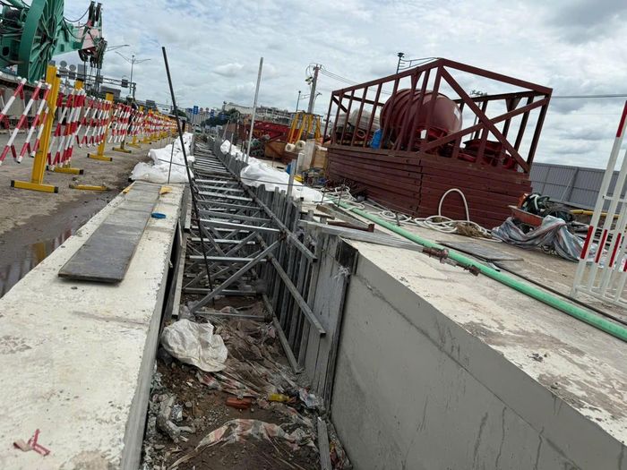 Công tác hạ lồng thép phục vụ thi công tường vây tại ga ngầm ST10 (Phạm Văn Bạch).